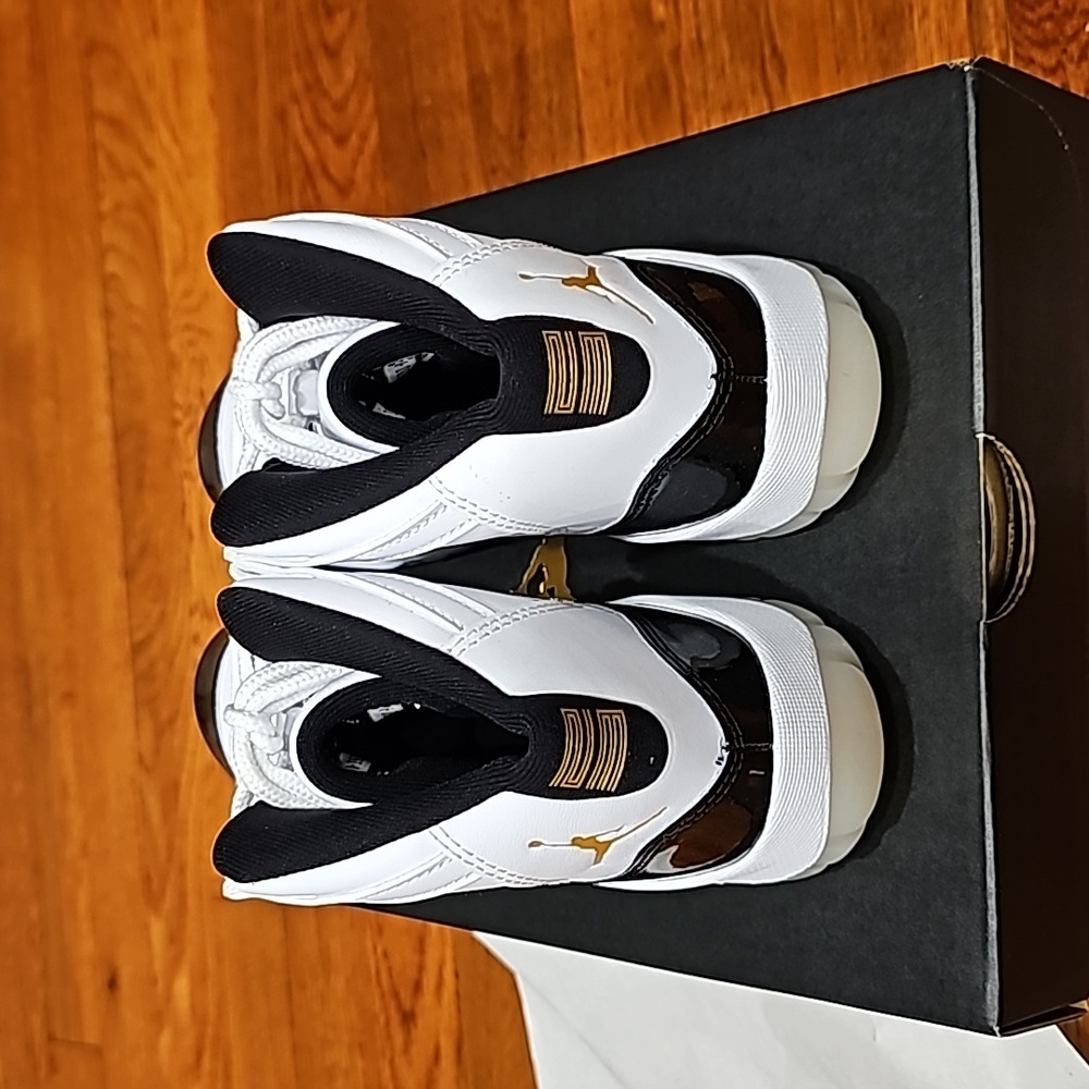 NWT JORDAN 11 RETRO COMES WITH BOX - Picture 5 of 8
